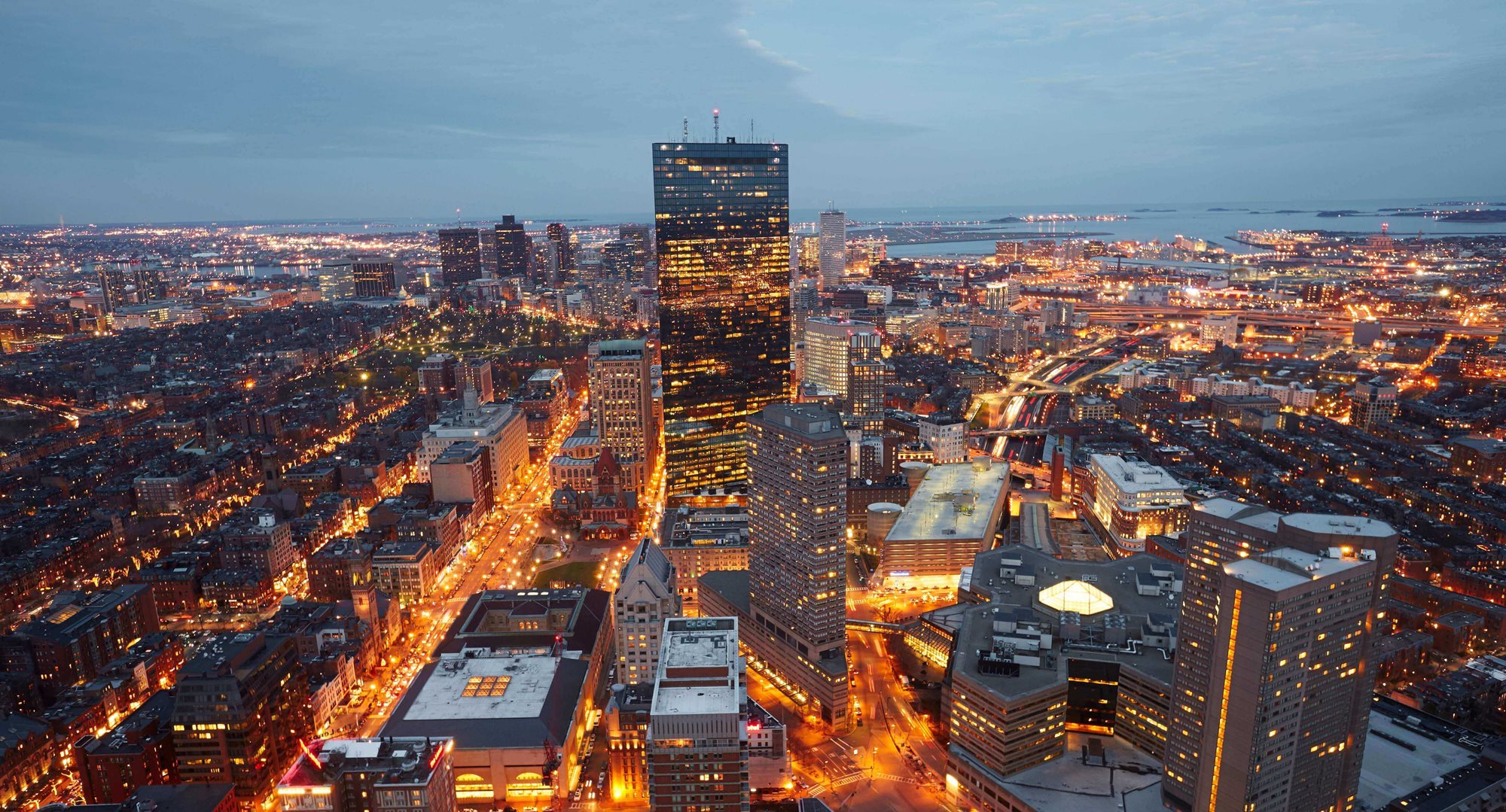 Vista aérea nocturna de Boston