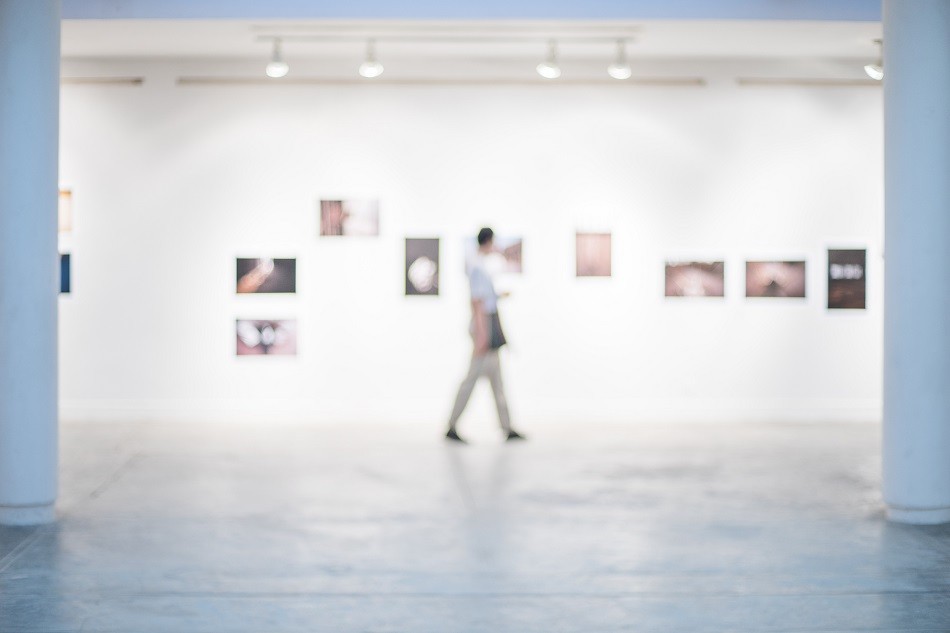 Picture of a blurred art gallery
